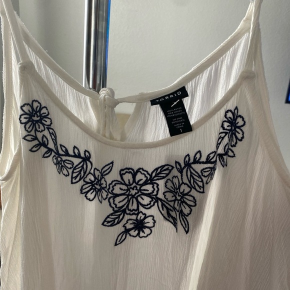 TORRID   floral thin strap tank top Embroidery Women’s Size 1 ( I - 22 ) - Picture 3 of 6